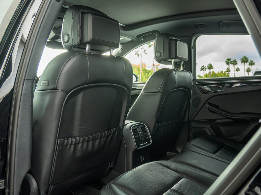 Certified 2026 Porsche Macan Turbo AWD/4WD image 18