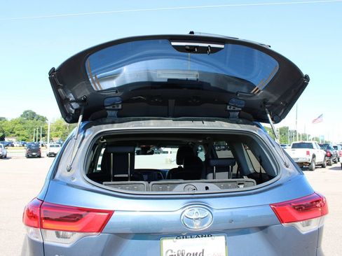 Used 2019 Toyota Highlander XLE FWD image 22