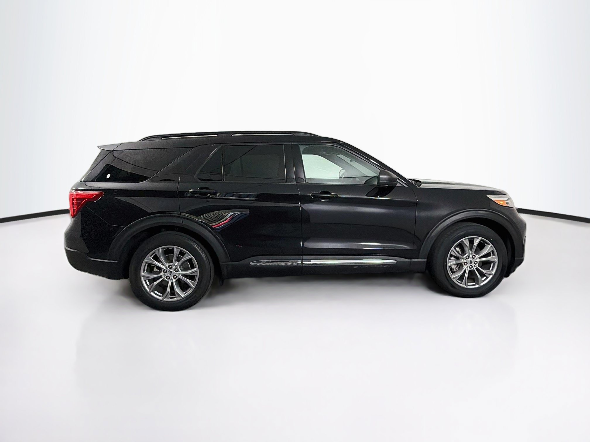 Used 2022 Ford Explorer XLT w/ Equipment Group 202A RWD image 10