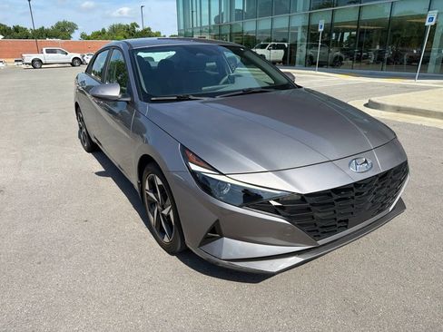 Used 2023 Hyundai Elantra SEL w/ Convenience Package FWD image 2