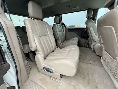 Used 2013 Chrysler Town & Country Touring-L w/ Driver Convenience Group image 20