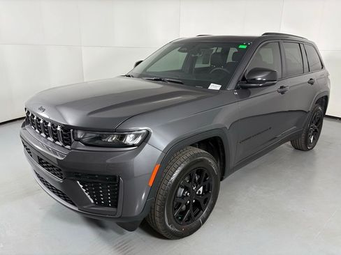 Used 2026 Jeep Grand Cherokee Altitude AWD/4WD image 4
