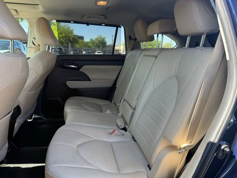 Used 2021 Toyota Highlander XLE FWD image 10