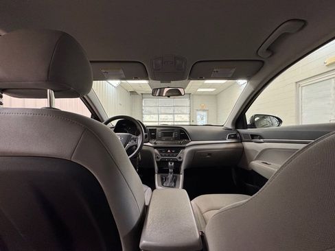 Used 2017 Hyundai Elantra SE image 16