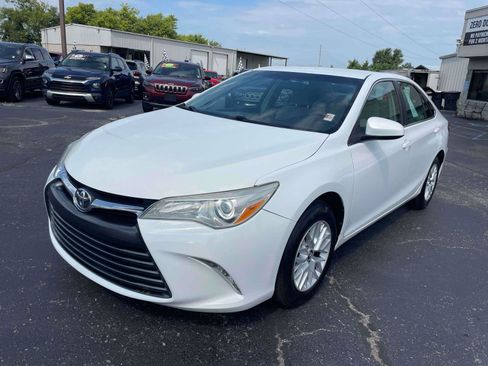 Used 2017 Toyota Camry LE FWD image 3