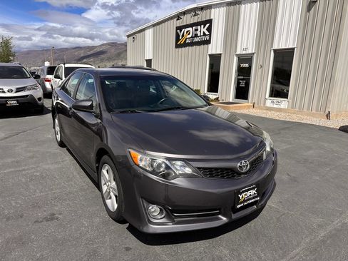 Used 2014 Toyota Camry SE image 1