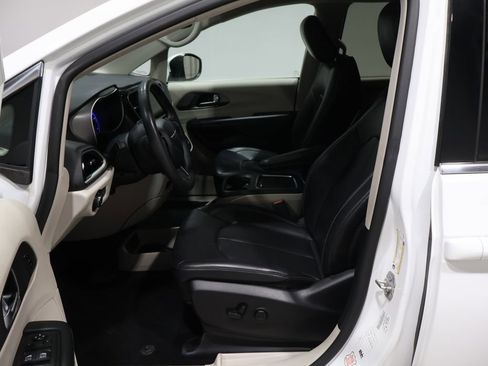 Used 2023 Chrysler Pacifica Touring-L image 10