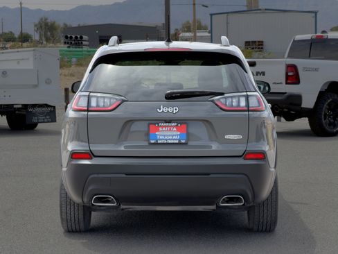 Used 2022 Jeep Cherokee Latitude Lux w/ Mopar Interior Package FWD image 4