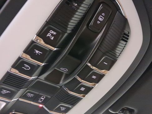 Used 2026 Porsche Macan image 32