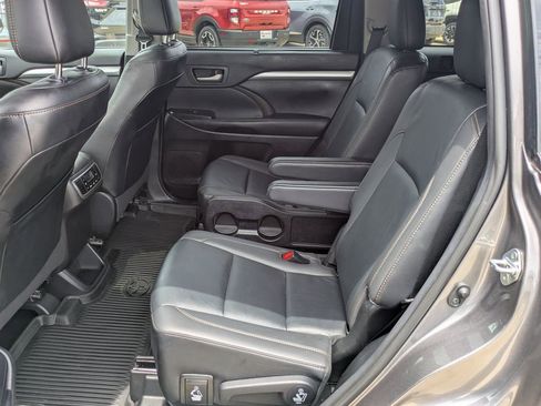 Used 2019 Toyota Highlander XLE FWD image 11