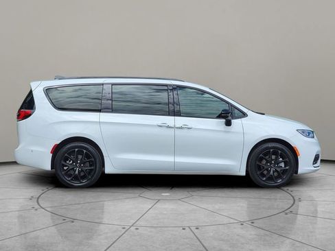Certified 2023 Chrysler Pacifica Limited w/ S Appearance Package AWD/4WD image 13