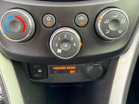 Used 2019 Chevrolet Trax LT w/ LT Convenience Package FWD image 17