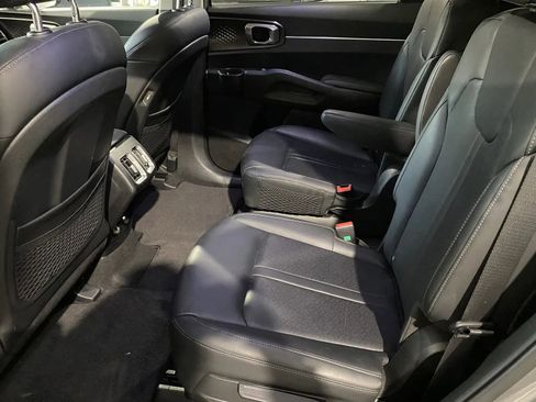 Used 2024 Kia Sorento EX w/ Panoramic Sunroof Package image 9