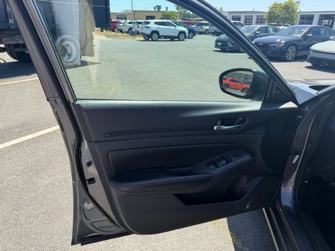 Used 2025 Nissan Altima 2.5 SV image 12