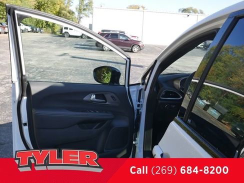 New 2026 Chrysler Pacifica Select image 22