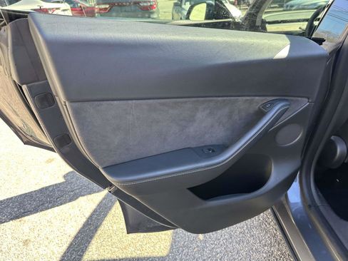 Used 2022 Tesla Model Y Long Range image 17