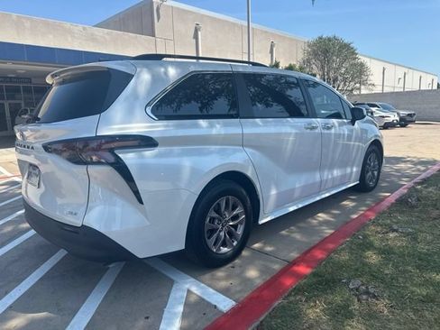 Used 2026 Toyota Sienna XLE FWD image 2