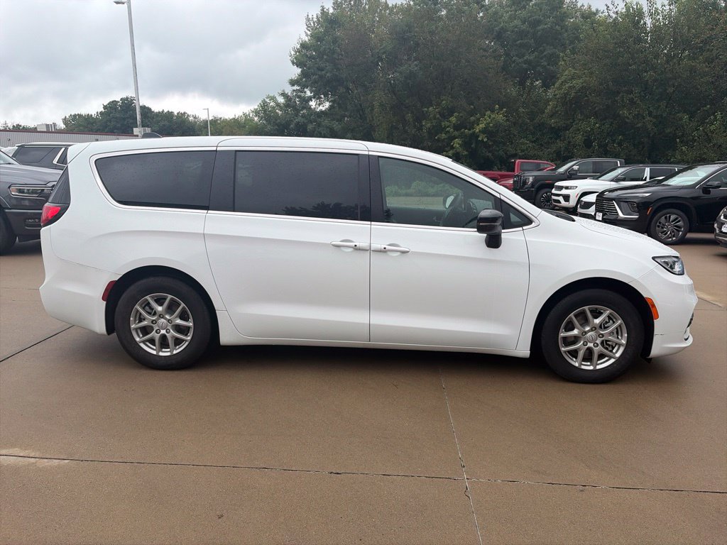Used 2025 Chrysler Pacifica Select FWD image 6