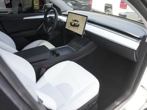 Used 2022 Tesla Model Y Long Range image 17