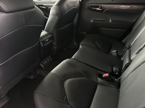 New 2026 Toyota Highlander Limited image 11