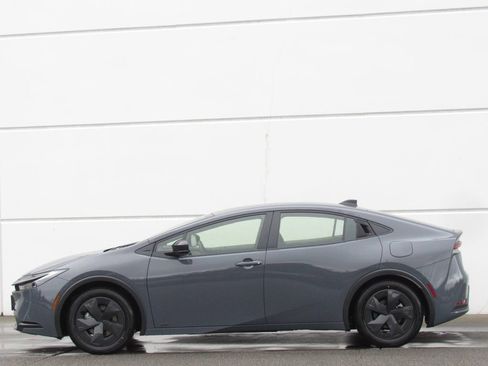Used 2026 Toyota Prius LE AWD/4WD image 4
