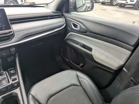 Used 2024 Jeep Compass Latitude AWD/4WD image 17