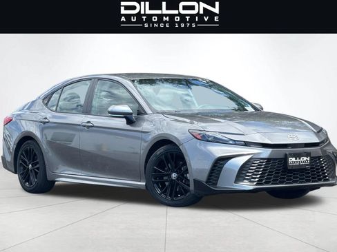 Used 2025 Toyota Camry SE FWD image 2