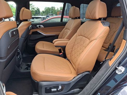 Used 2024 BMW X7 xDrive40i w/ M Sport Package AWD/4WD image 7