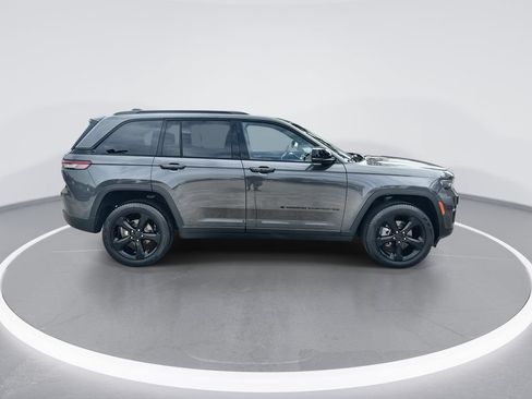 Used 2024 Jeep Grand Cherokee Limited w/ Luxury Tech Group II AWD/4WD image 9