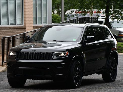 Used 2020 Jeep Grand Cherokee Altitude image 4