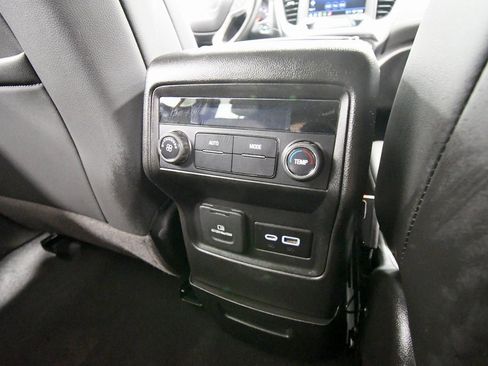 Used 2023 GMC Acadia SLT image 16