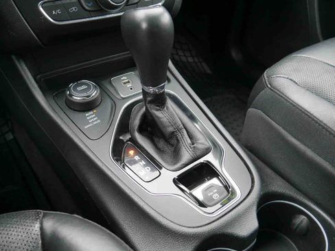 Used 2019 Jeep Cherokee Limited image 31