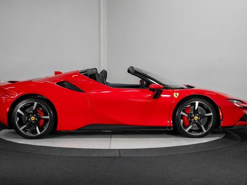 Used 2022 Ferrari SF90 Spider image 11