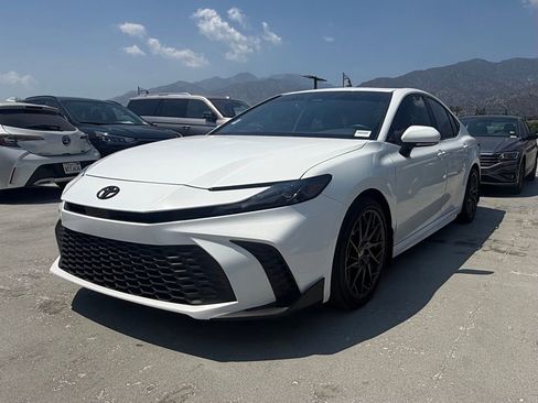 Used 2025 Toyota Camry SE w/ Convenience Package FWD image 3