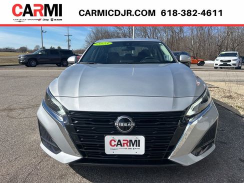 Used 2023 Nissan Altima 2.5 SV image 2