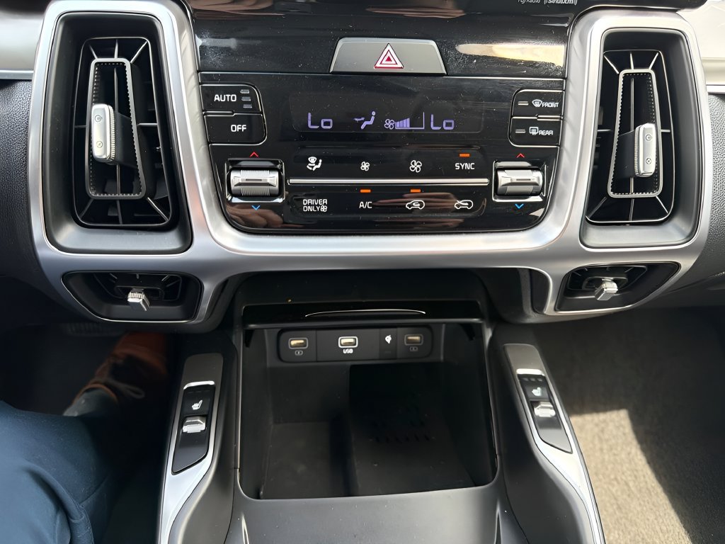 Used 2023 Kia Sorento EX AWD/4WD image 16