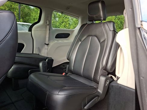 Used 2023 Chrysler Pacifica Touring-L FWD image 10
