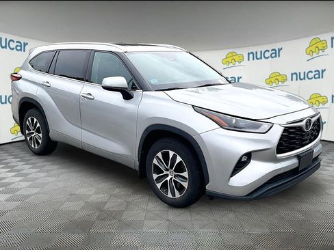 Used 2021 Toyota Highlander XLE AWD/4WD image 1