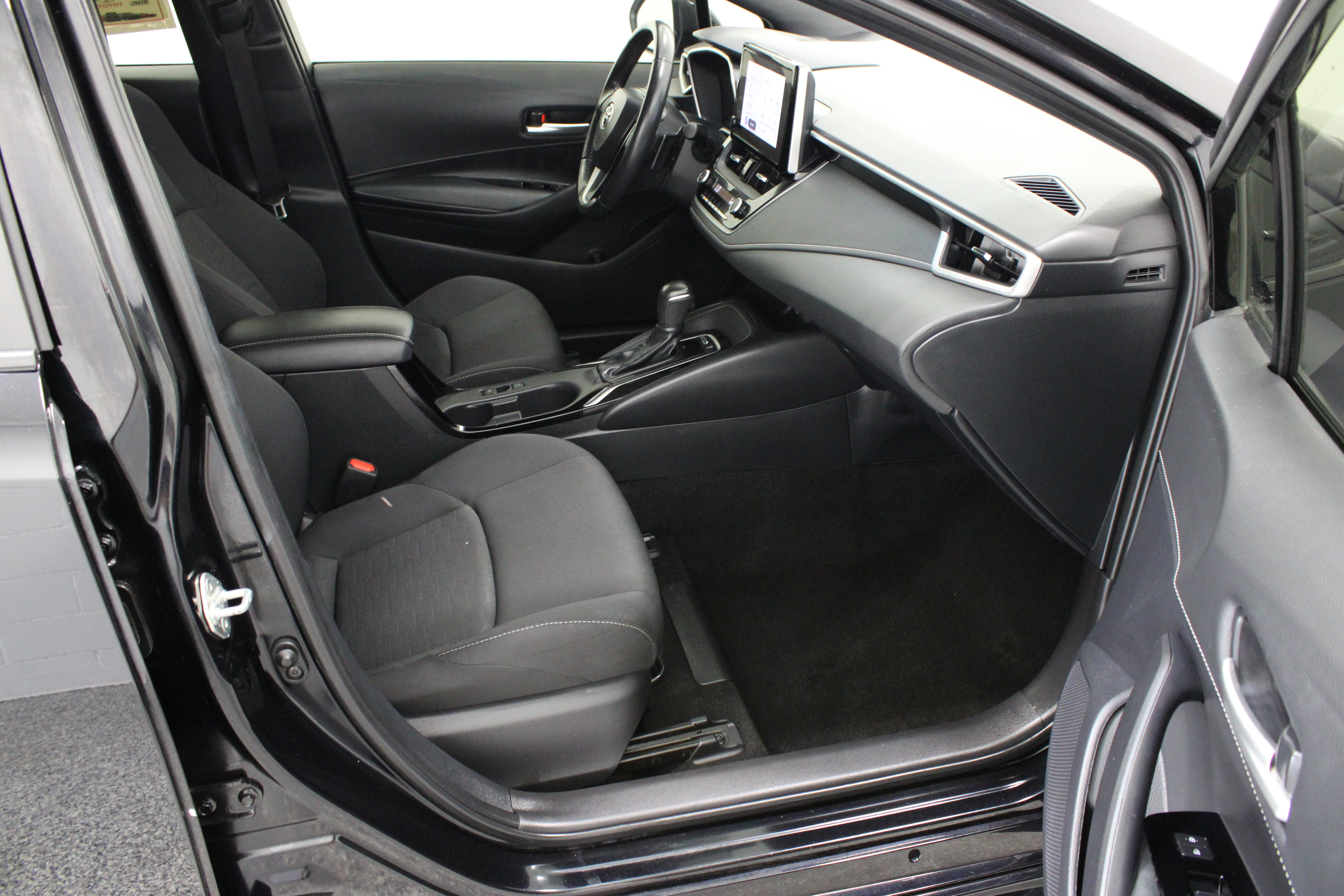 Used 2025 Toyota Corolla SE FWD image 34