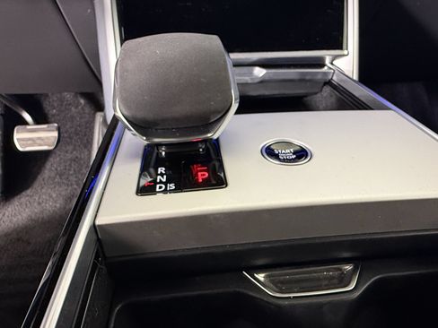 Used 2025 Land Rover Range Rover SE AWD/4WD image 16