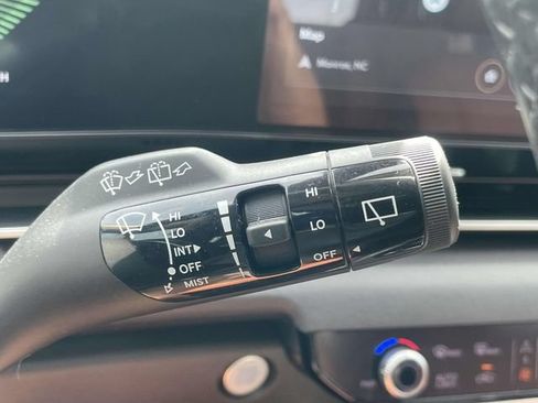 Certified 2025 Kia Carnival EX FWD image 31