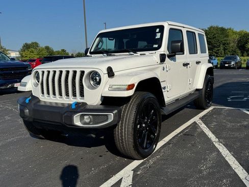 Used 2023 Jeep Wrangler Unlimited Sahara w/ Cold Weather Group AWD/4WD image 8