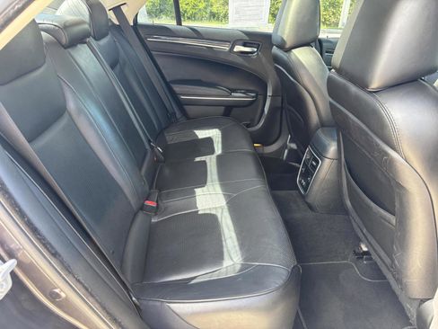 Used 2019 Chrysler 300 Limited image 10
