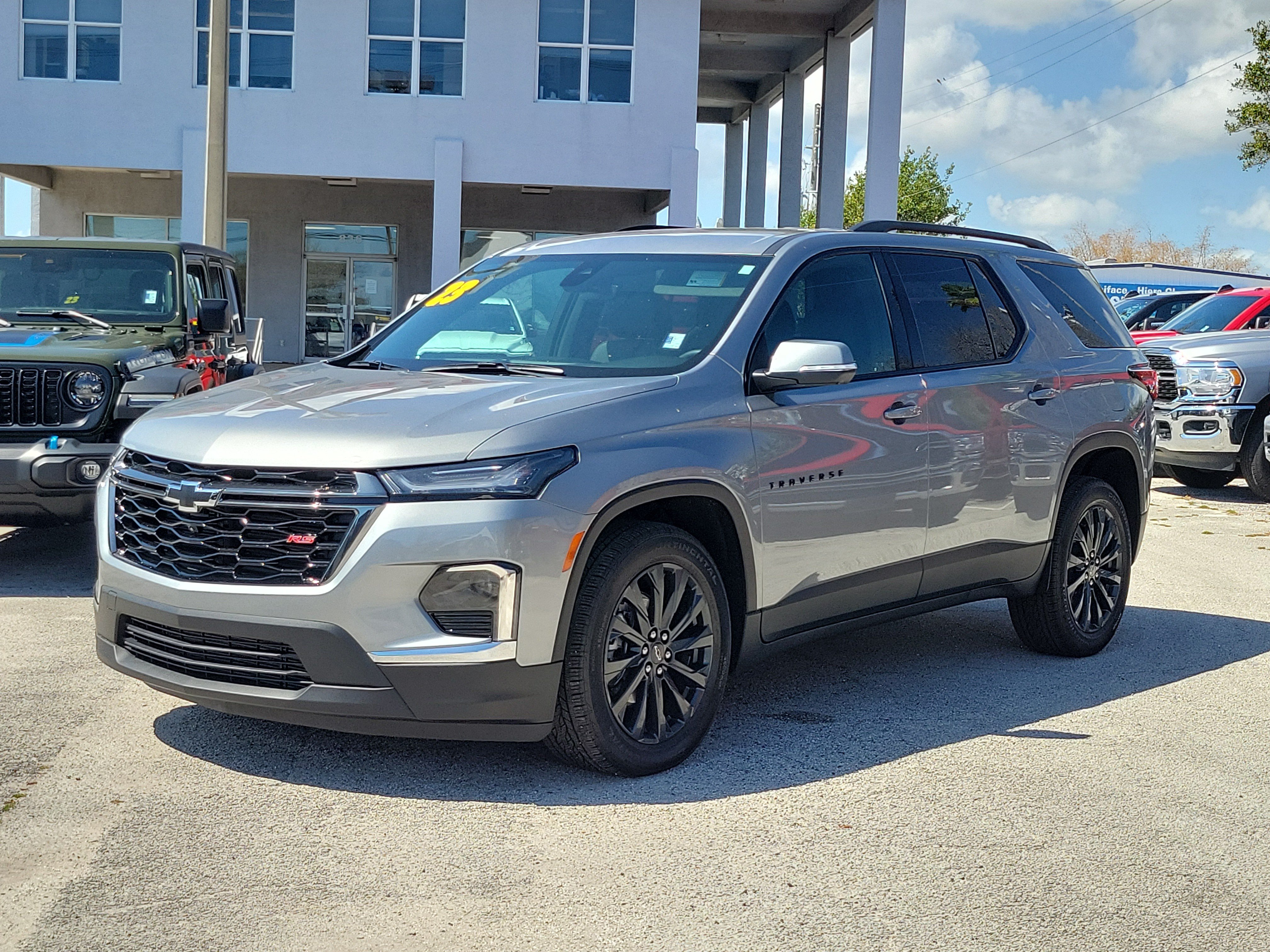 Used 2023 Chevrolet Traverse RS AWD/4WD image 2
