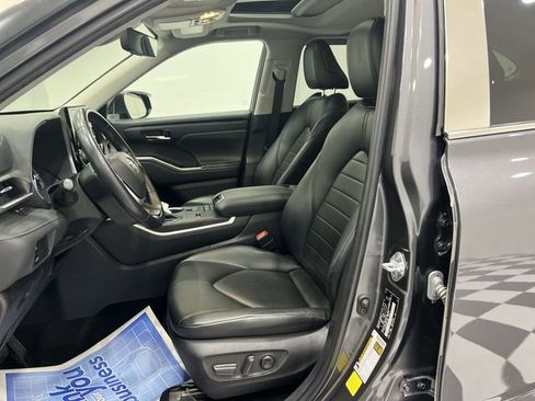 Used 2022 Toyota Highlander XLE image 18