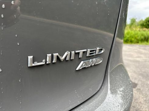 Used 2023 Chrysler Pacifica Limited AWD/4WD image 11