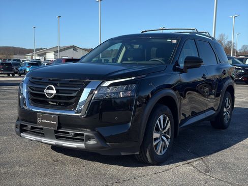 Certified 2025 Nissan Pathfinder SL image 2