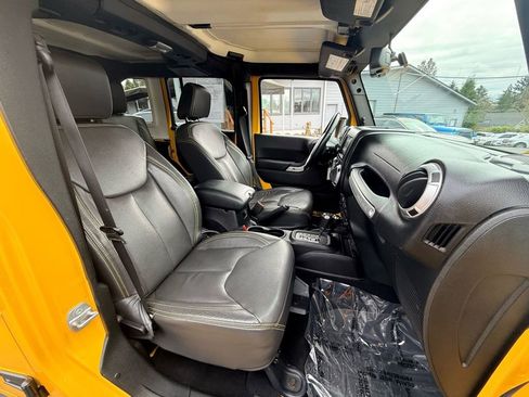 Used 2015 Jeep Wrangler Unlimited Sahara w/ Connectivity Group image 30