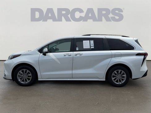 Used 2025 Toyota Sienna XLE AWD/4WD image 4