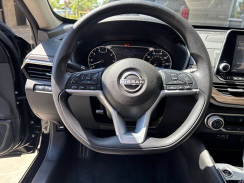 Used 2025 Nissan Altima 2.5 SV FWD image 29